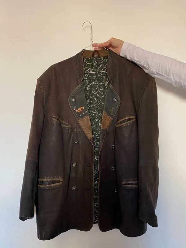 1) vintage leather jacket with embroidery, condition 9/10, size M, 55 GEL — Тбилиси — 55 ₾