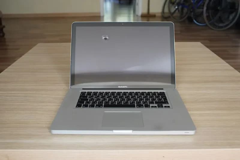 Macbook Pro 15, середины 2010 года. Стоит macOS Catalina 10.15.7, система на SSD, вместо сидирома же — Тбилиси — 200 $