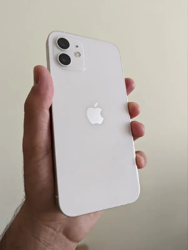 Iphone 12 64gb, есть царапина на экране (видно на фото), в остальном все хорошо. — Тбилиси — 1 400 ₾