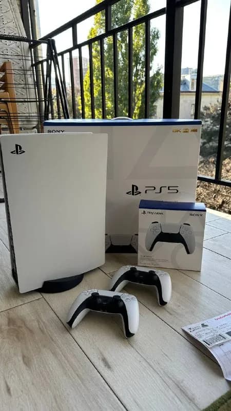 PlayStation 5 + 2 контролера. Приставка покупалась 07.07.2022, действует годовая гарантия от магазин — Тбилиси — 2 ₾