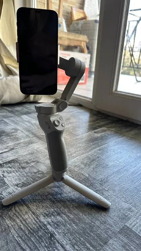 DJI Osmo Mobile 4. Состояние отличное. Куплен год назад, пользовались по праздникам. 350 лари без то — Тбилиси — 350 ₾