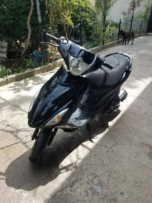 Yamaha Jog. 2019 год, объём двигателя 150, в документах указан объём 50, а это значит, что можно им — Тбилиси — 950 $