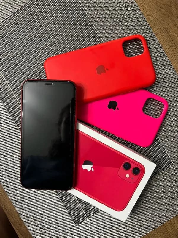 2 телефона Iphone 11 64 Gb черного и красного цвета. Оплата может быть в лари, российских рублях или — Тбилиси — 1 100 ₾