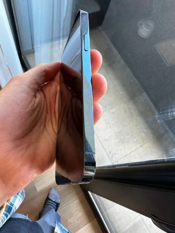 iPhone 12 Pro 256Gb. Покупал год назад, носил со стеклом и в чехле, визуально следов использования н — Тбилиси — 2 000 ₾