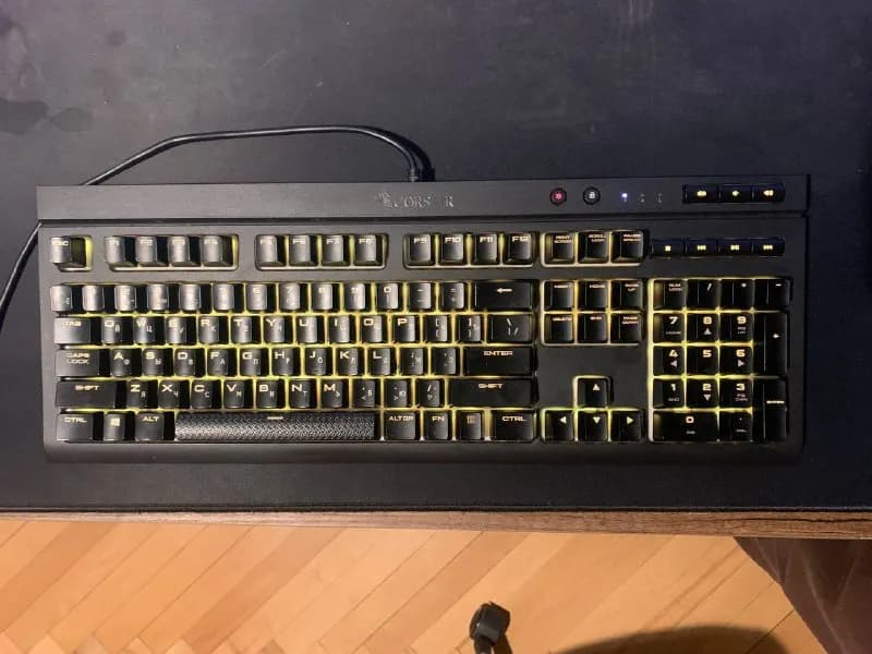 1. Клавиатура механическая, Corsair k68, стерлись две буквы в названии, в остальном идеальное состоя — Тбилиси — 250 ₾