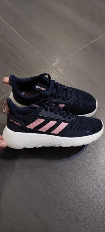 Adidas, оригинал, в идеале, 33 размер, стелька 21,5 см. 30 лари. — Тбилиси — 30 ₾
