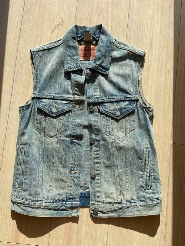 Levi’s. Размер XS, но свободная. Еще есть значки к нему с граффити Рика Гриффина. Цена 650 gel. Со — Тбилиси — 650 ₾