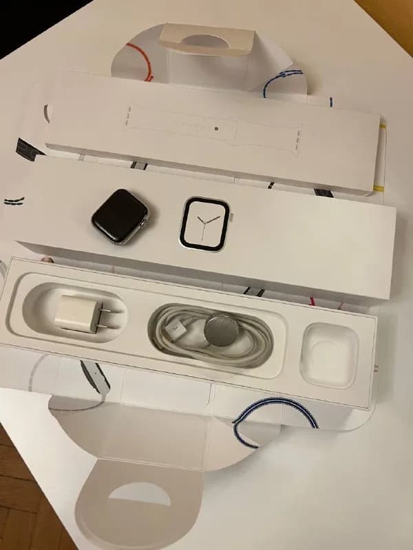 1) Apple Watch 4 40 mm Stainless Steel — 550 лари — Тбилиси — 550 ₾