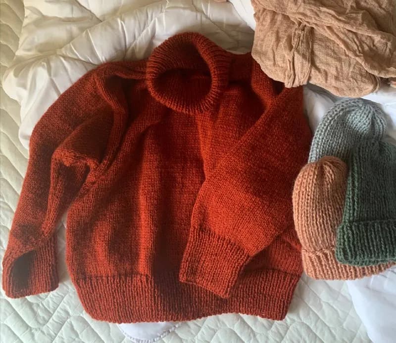 handmade свитер красивого терракотового цвета. на рост 165-175, размер М, длина 55 см. — Тбилиси — 170 ₾