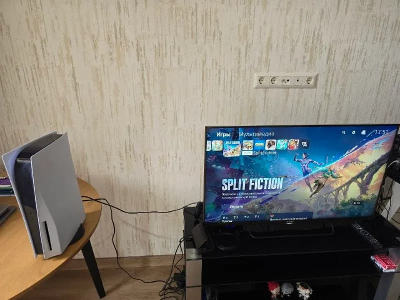 PS5, в комплекте 2 джойстика, зарядная станция, чемодан для путешествий (вместо коробки) и 2 диска. — Батуми — 1 000 ₾