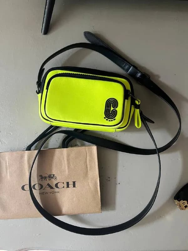 Coach в неоново-лаймовом цвете — Тбилиси — 450 ₾