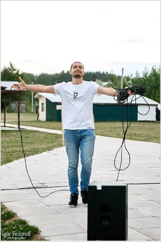 DJ с большим стажем. Держал прокатную компанию в России по аренде звукового и светового оборудования — Тбилиси