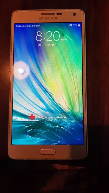 Samsung a7 2017 года, куплен в Корее, не значительная трещина на стекле, на работу ни как не влияет — Тбилиси — 100 ₾