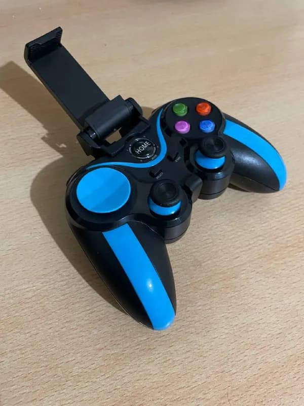 Bluetooth-джойстик с возможностью фиксации телефона, чтобы играть в мобильные игры. — Тбилиси — 55 ₾