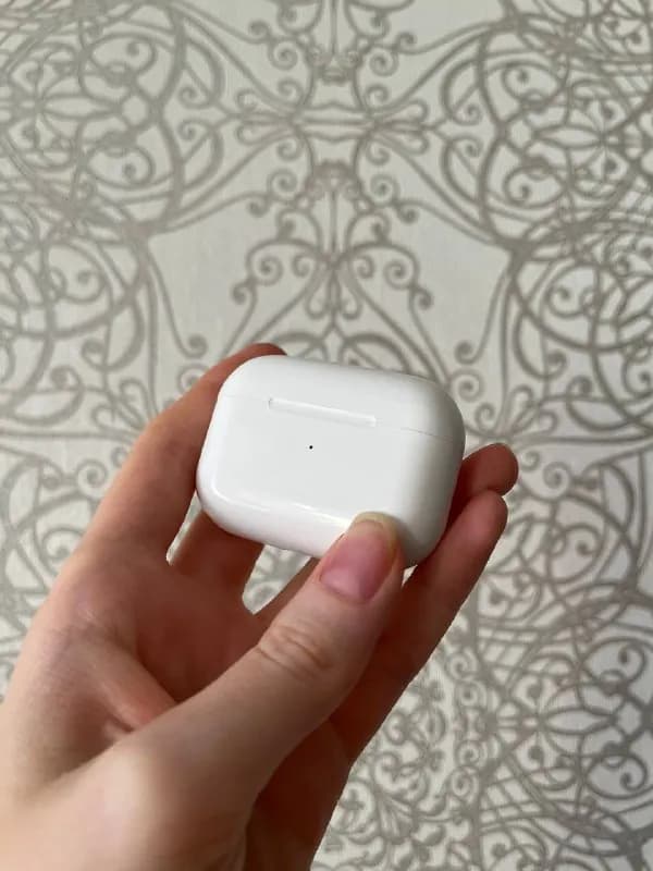 AirPods Pro. В комплекте провод. Б/у, есть потертости на корпусе. — Тбилиси — 50 ₾