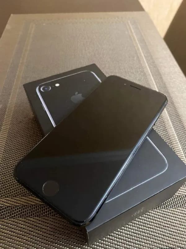 iPhone 7, Jet Black, 32гб. Батарея 77% за 300 лари + в подарок несколько кейсов — Тбилиси — 300 ₾