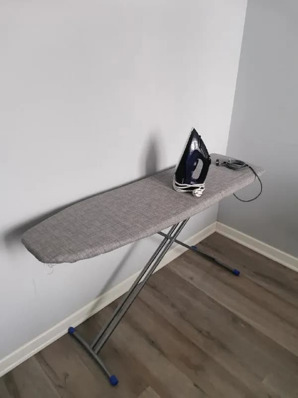 Scarlett 2400W — состояние рабочее, но присутствуют следы использования на подошве. В комплекте мерн — Батуми — 20 ₾