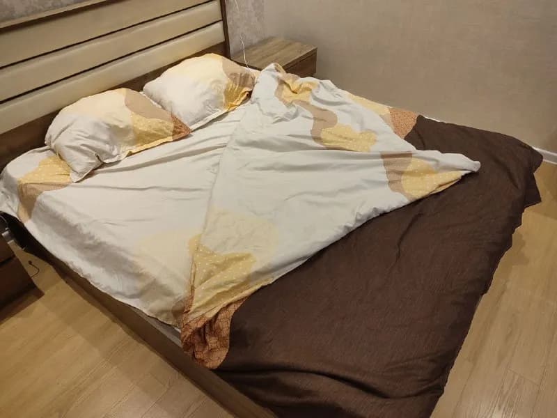 160×200 (не натяжная), 2 наволочки для подушек 70×70 (для 50×70 тоже сойдет), пододеяльник 200×220. — Тбилиси — 30 ₾