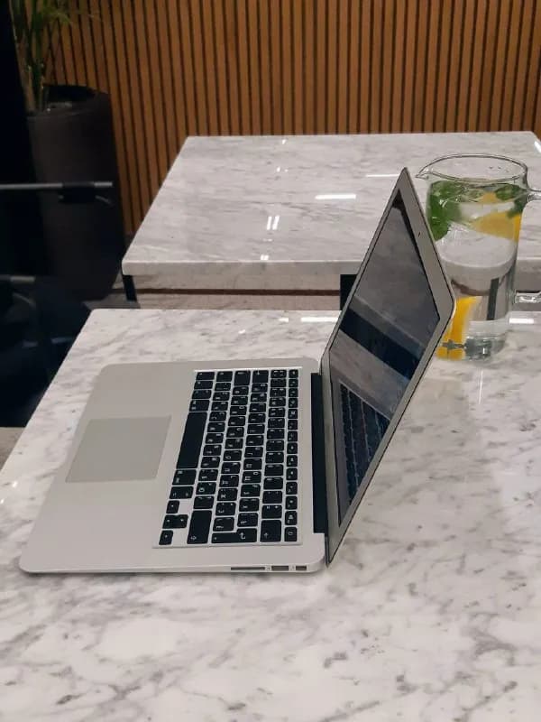 Apple MacBook Air (Early 2015), ОЗУ 8GB, SSD 128GB, silver, куплен в 2017 году. Внешнее состояние от — Тбилиси — 490 $