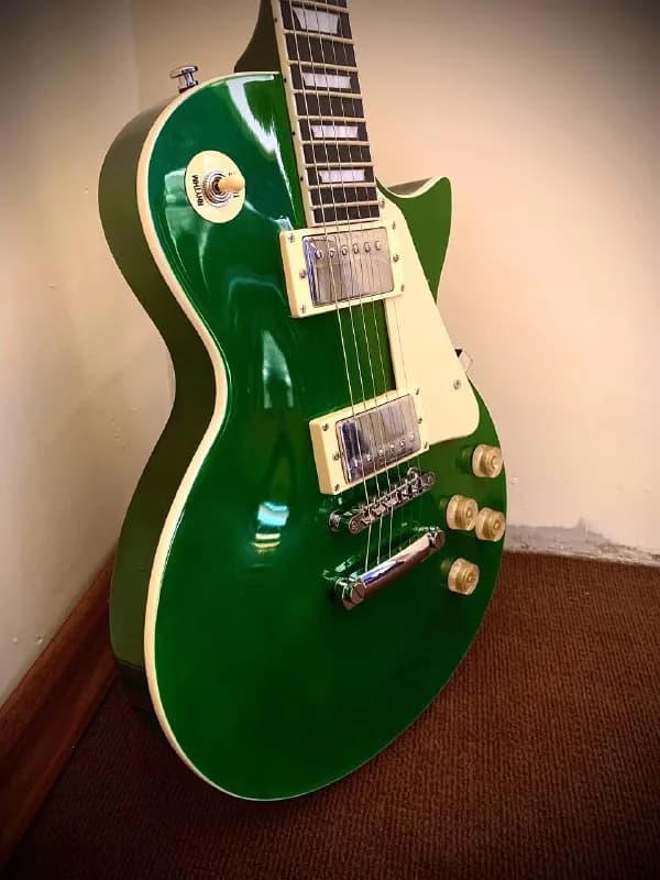 Les Paul, строит, на 12 ладу фальши нет, гриф ровный. 920 лари. — Тбилиси — 920 ₾