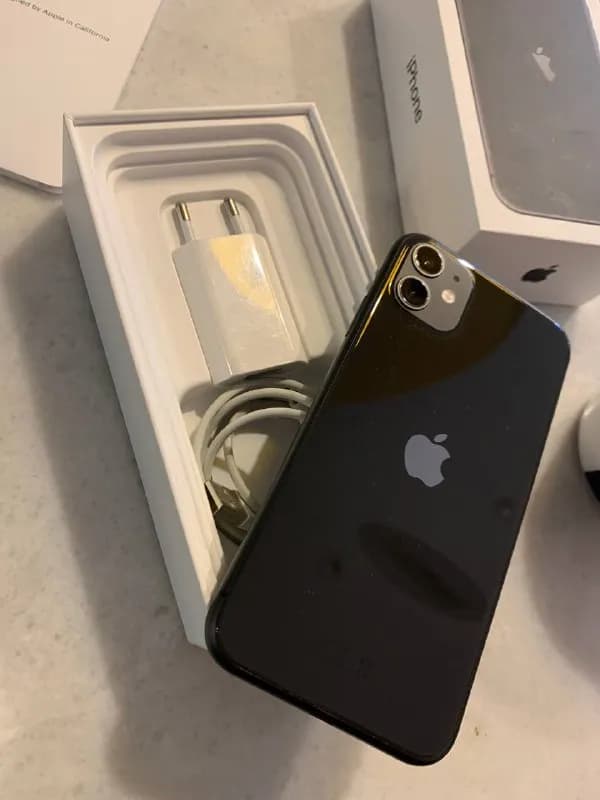 iPhone 11 на 128гб в идеальном состоянии без царапин и сколов. В телефоне абсолютно всё работает. Ко — Тбилиси — 1 100 ₾