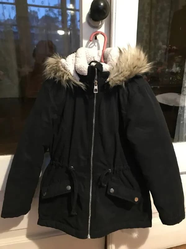 H&M, размер 8-9 лет, утеплённая на зиму, капюшон отстегивается. Цена 40 лари — Тбилиси — 40 ₾