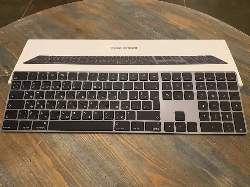 Apple Magic Keyboard, состояние идеал, все работает, в комплекте коробка, документация (на фотке) — Тбилиси
