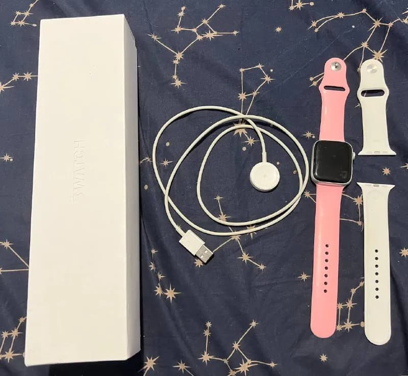 Apple Watch 5, 44 mm. Полный комплект с коробкой и дополнительным ремешком. Состояние — нормальное, н — Тбилиси — 500 ₾