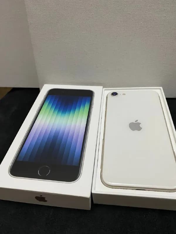 iPhone SE2022, 64, белый, в идеальном состоянии, пользовались мало, как новый, срочно 900 лари. — Тбилиси — 900 ₾