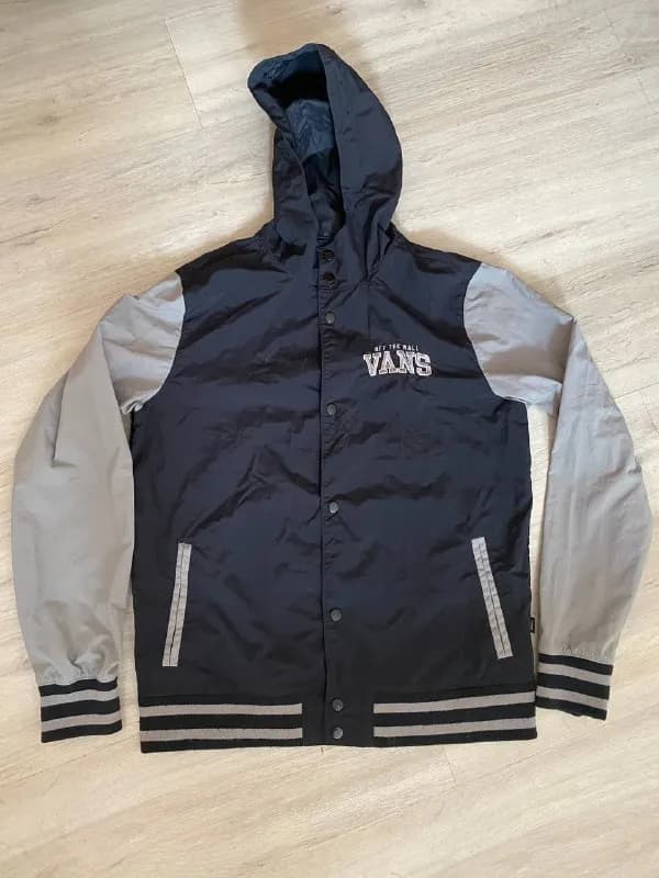 M — куртка ветровка Vans, блуза с пышным рукавом, комплект белья. В хорошем состоянии, без пятен и д — Батуми