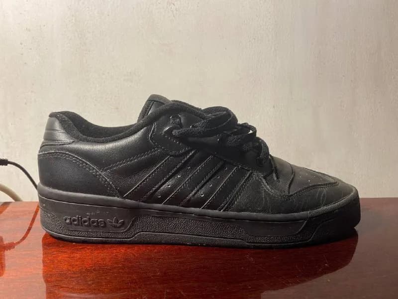 Adidas_ 43.5, в хорошем состоянии, Нат. Кожа. Цена -150 лари. — Тбилиси — 150 ₾
