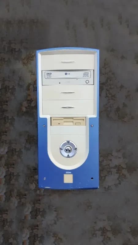 Pentium 4, 2.40 Ghz, ram 512 mb, hdd 120 gb. Windows XP. Размер ящика 41 см на 48 см. Без батарей — Тбилиси — 20 ₾