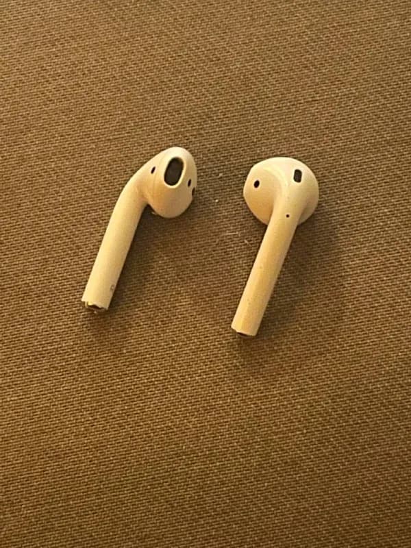 airpods. чехол потеряла, поэтому продаю без него — Тбилиси — 200 ₾