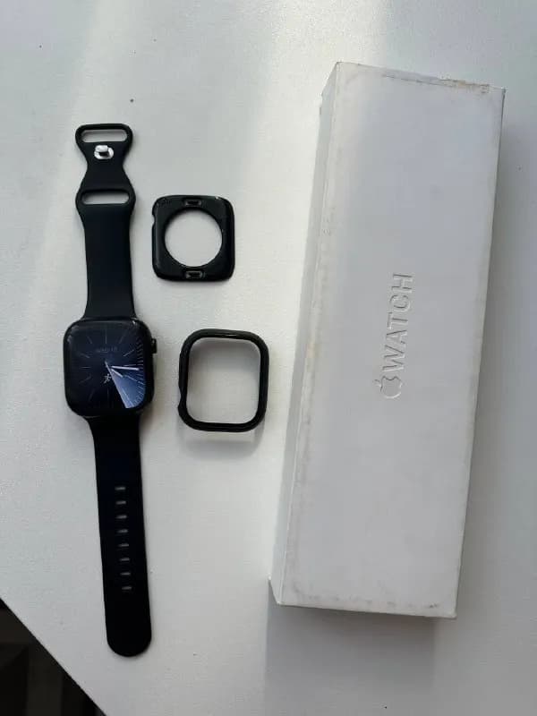 Apple watch 10 46 mm 100% батареи, защитный кейс (покупались в зумере, практически не пользовались, и — Батуми — 800 700 ₾