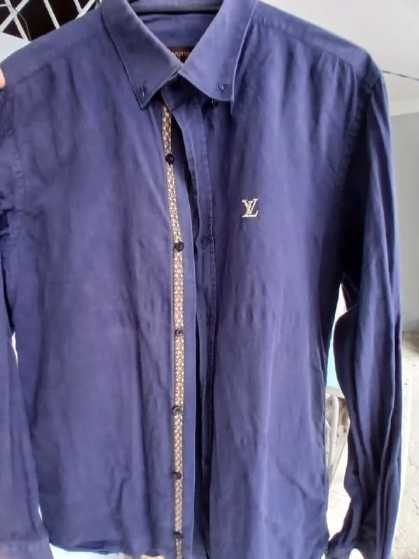 Продам мужскую рубашку LV — Батуми — 20 ₾