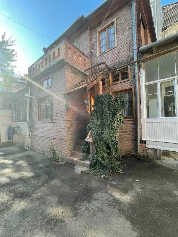 3 спальнями за парламентом. 1500$ + залог. — Тбилиси — 1500 $