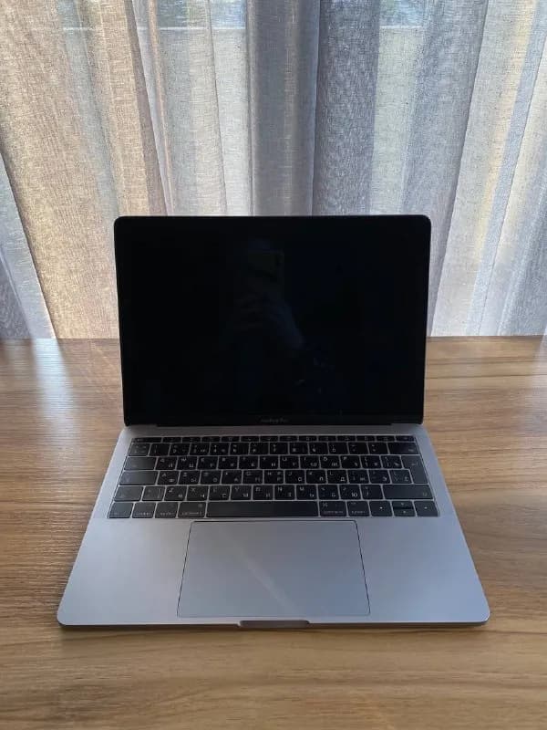 MacBook Pro 2017 128 gb. С ним все отлично (небольшие внешние дефекты на фото). И я бы поменял батар — Тбилиси — 1 400 ₾