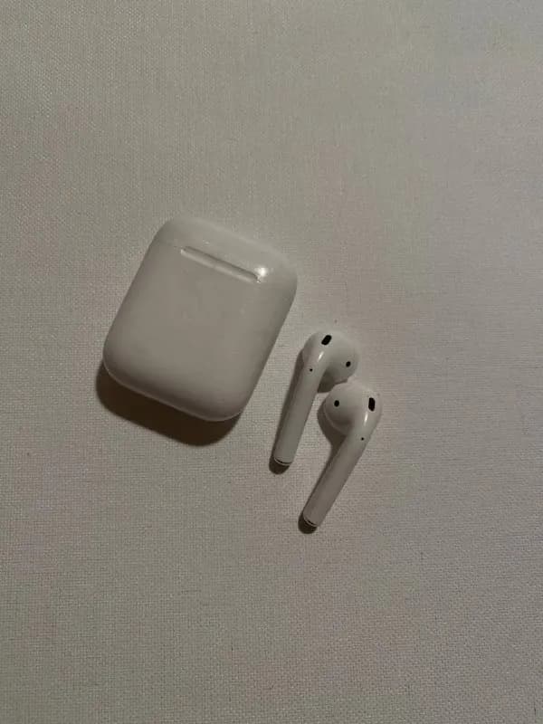 AirPods 2, правое ухо чуть тише, чем левое — Тбилиси — 120 ₾