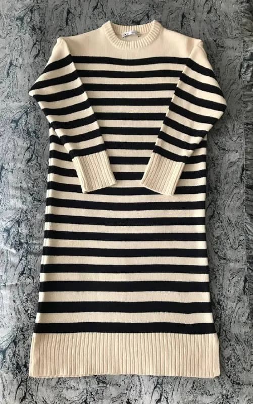 Zara в полоску с круглым вырезом и длинными рукавами. Разрезы по бокам снизу — Батуми — 35 ₾