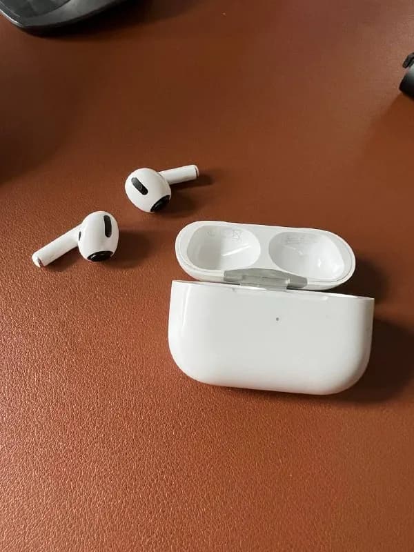 AirPods Pro 1, без комплекта. Только наушники с зарядным чехлом, и даже без амбюшур (которые впрочем — Тбилиси — 350 ₾