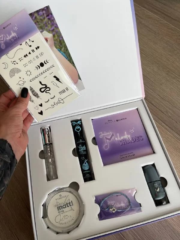 Подарочный бокс Essence с косметикой и ожерельем — Тбилиси — 50 ₾