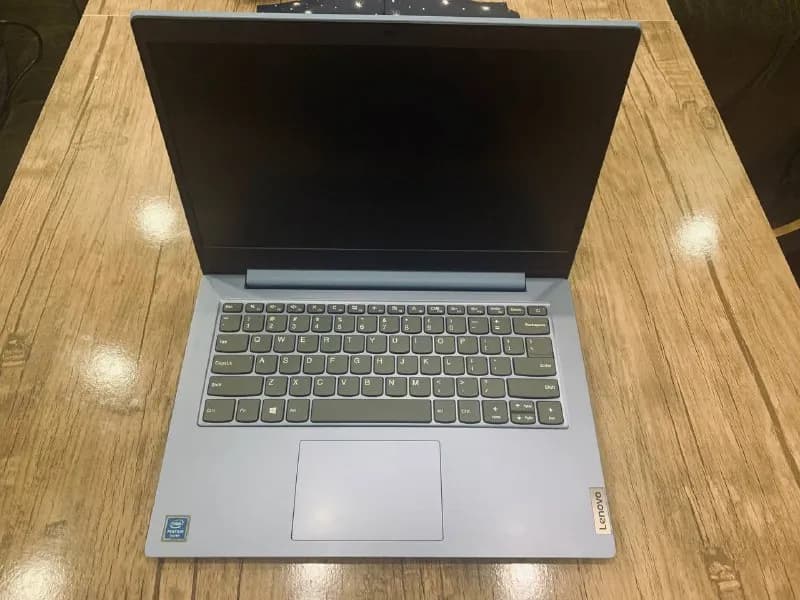 4х ядерным процессором Pentium N5030. Потрясающий цвет. Модель Lenovo Ideapad 1 14IGL05 (81VU000JUS) — Тбилиси