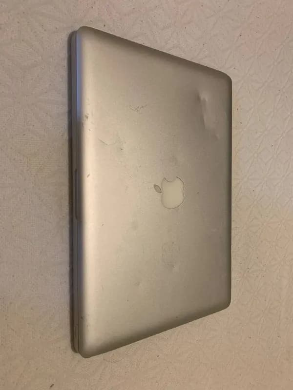 MacBook Pro 13 2011 на 128Gb. Корпус немного побит, но на работу не влияет, недавно чистил от пыли. — Тбилиси — 500 ₾