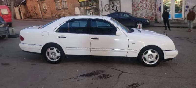 3000 $ торг. Мерседес Е 200 1998 года. Звонить [телефон] Артур — Тбилиси — 3 000 $