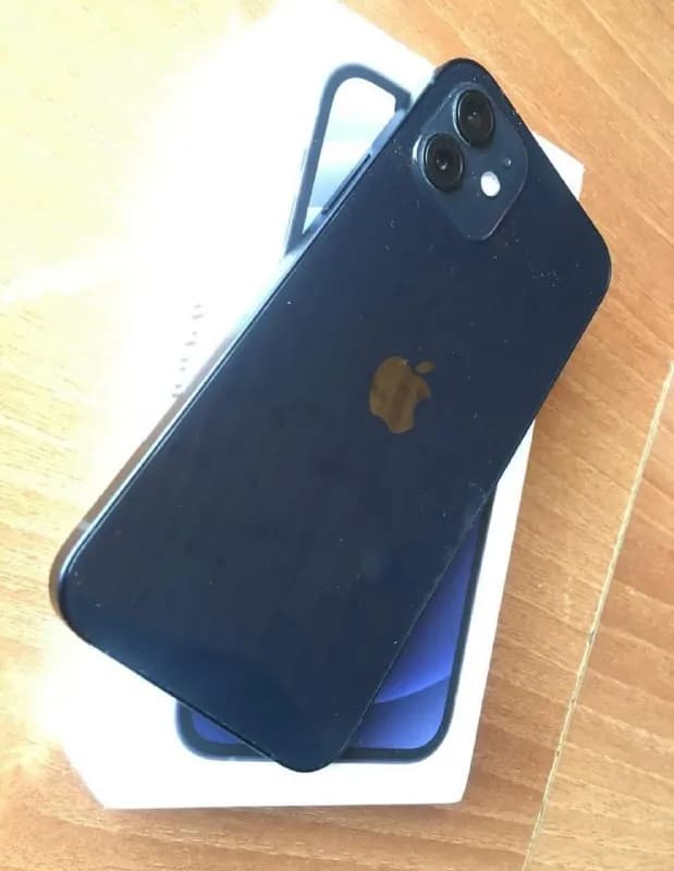 iPhone 12 64 GB, в идеальном состоянии, покупал новым в СПБ, никаких ремонтов не было, всегда носил — Тбилиси — 1 350 ₾