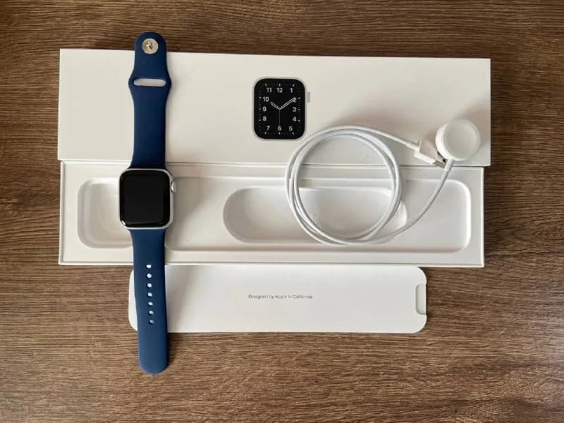 Apple Watch SE 40 mm в отличном состоянии, все работает, не вскрывались, АКБ 98% — Тбилиси — 550 ₾