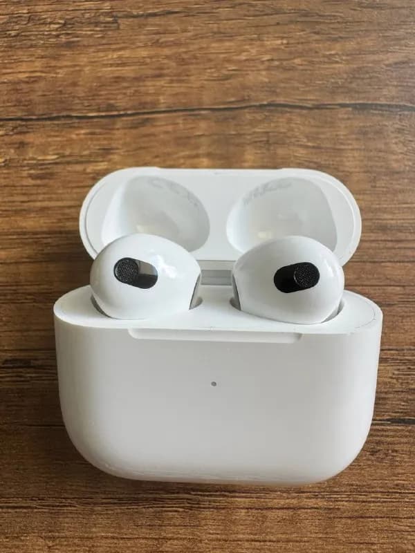 AirPods 3, левый наушник не заряжается в кейсе, с правым все хорошо. 80 лари — Батуми — 80 ₾