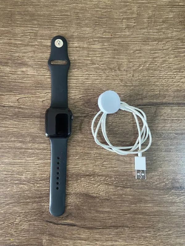 Apple Watch SE 40 mm в хорошем состоянии, АКБ 100%, есть незначительные царапины, в комплекте рем — Тбилиси