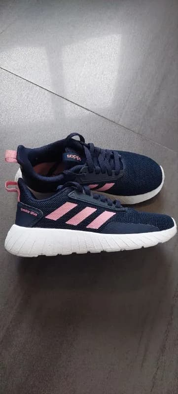 Adidas, на девочку, 33 размер, стелька 21 см. В идеале. 35лар. — Тбилиси — 35 ₾