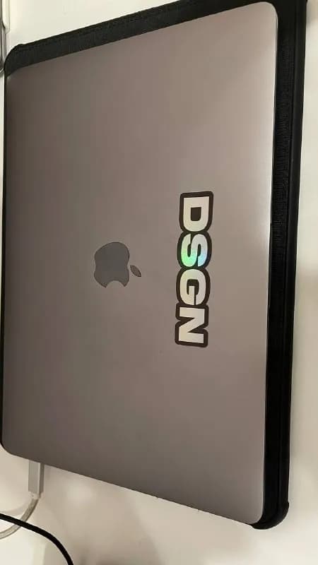 Makbook 2017 13 дюймов, 16 Гб оперативной памяти, 256 внутренней памяти. Пара дефектов. Без коробки, — Тбилиси — 2 000 ₾
